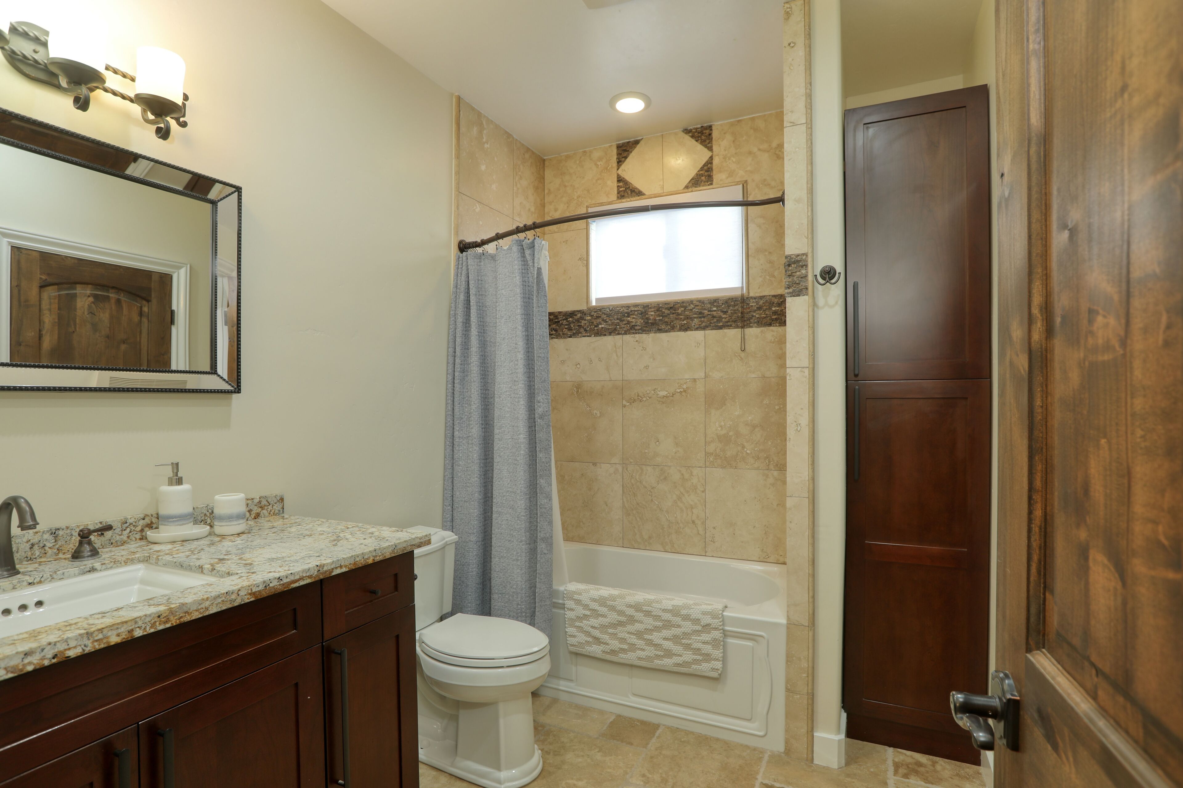 Second Bedroom En Suite Bath Shower/Tub combo Oceanfront 3 Bedro