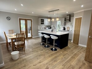 Cottage | Private kitchen | Fridge, microwave, oven, stovetop - Renovated Cottage in Sherborne With Stunning Views (Sherborne)