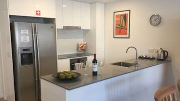 Geladeira, micro-ondas, fogão, cooktop