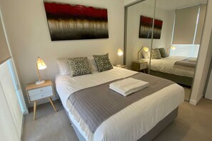 2 habitaciones, escritorio, tabla de planchar con plancha y wifi gratis 