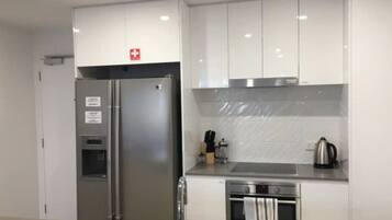 Refrigerador, microondas, horno, placa de cocina