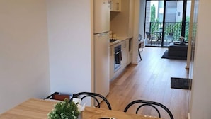 Una cucina moderna con zona pranzo.