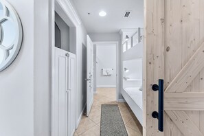 2 makuuhuonetta, silitysrauta/-lauta, vauvan matkasänky, ilmainen Wi-Fi