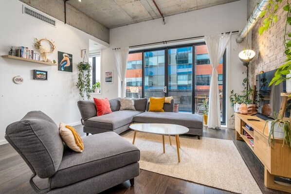 TV - Cosy Apt 7 Min Drive Away from Canberra Hospital (Phillip)