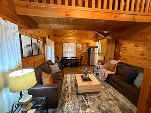 Smart TV, fireplace, video games, foosball - Sleep in the clouds! Walk to trolley, close to town,attractions&Rocky Top Sports (Gatlinburg)