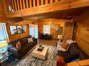 Smart-tv, een open haard, videospelletjes en tafelvoetbal