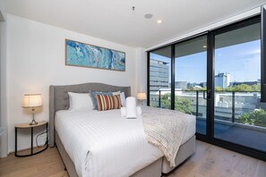 Tabla de planchar con plancha, wifi gratis y ropa de cama