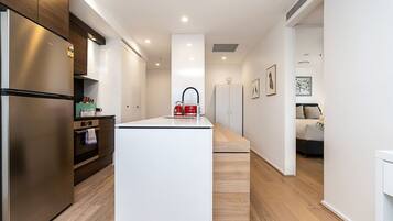 Frigorífico, microondas, horno y placa de cocina