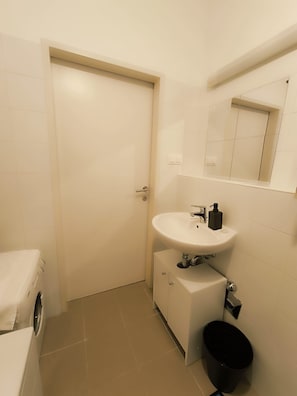 Hair dryer, towels, soap, shampoo - Pretty Apartment Next to Metro U3 (Wien)