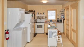 Kylskåp, mikrovågsugn, ugn och spishäll