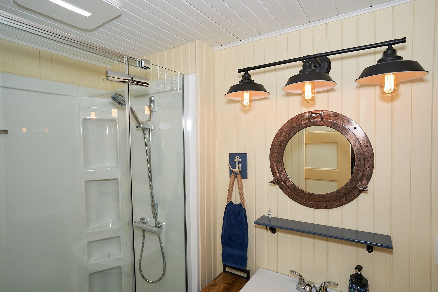 Douche, sèche-cheveux, serviettes fournies, savon