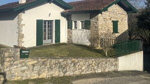 A two-story house with a stone facade and a tiled roof. - Gite Lasterenborda (Osses)