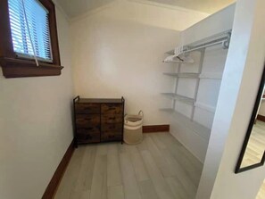 Interior - Perfectly Convenient MKE Location 2 BR Upper! (Milwaukee)