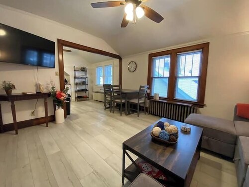 Perfectly Convenient MKE Location 2 BR Upper!