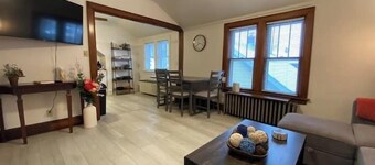 Perfectly Convenient MKE Location 2 BR Upper!