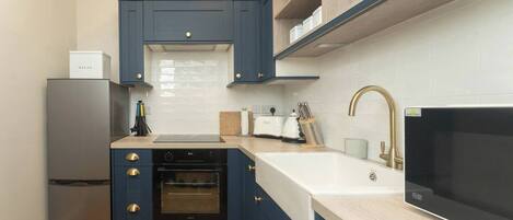 Kühlschrank, Mikrowelle, Ofen, Herdplatte