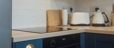 Køleskab, mikrobølgeovn, ovn, kogeplade