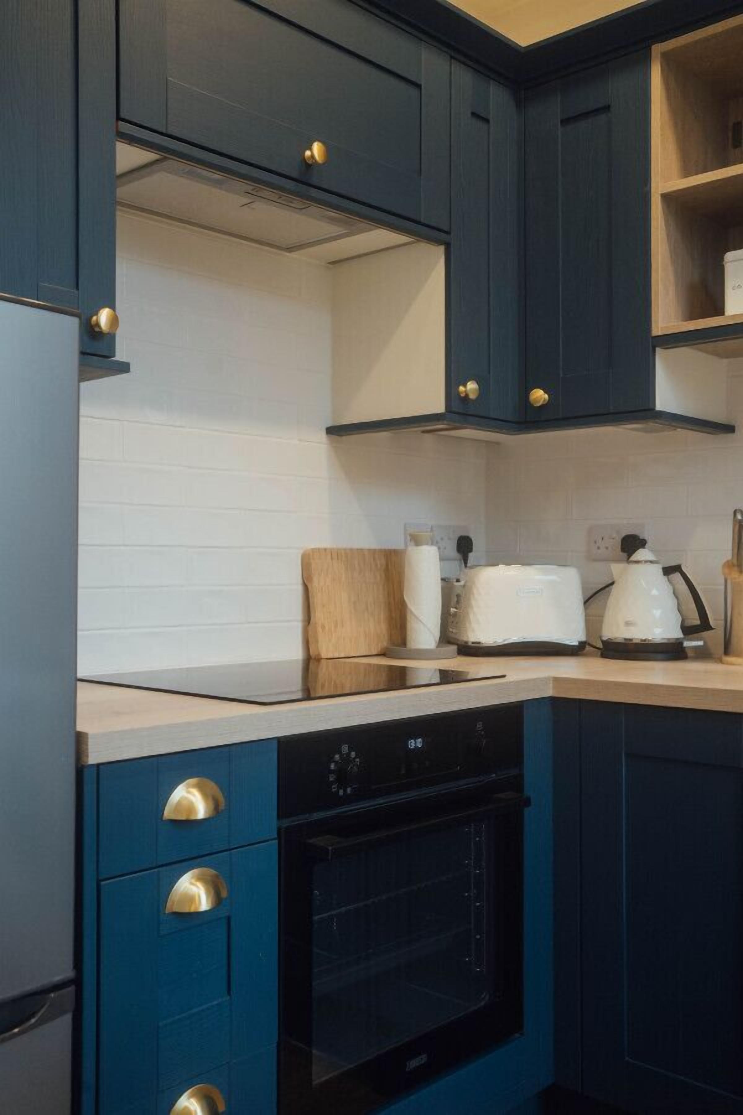 Een koelkast, een microgolfoven, een oven, een kookplaat