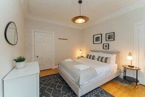 2 bedrooms, desk, iron/ironing board, WiFi