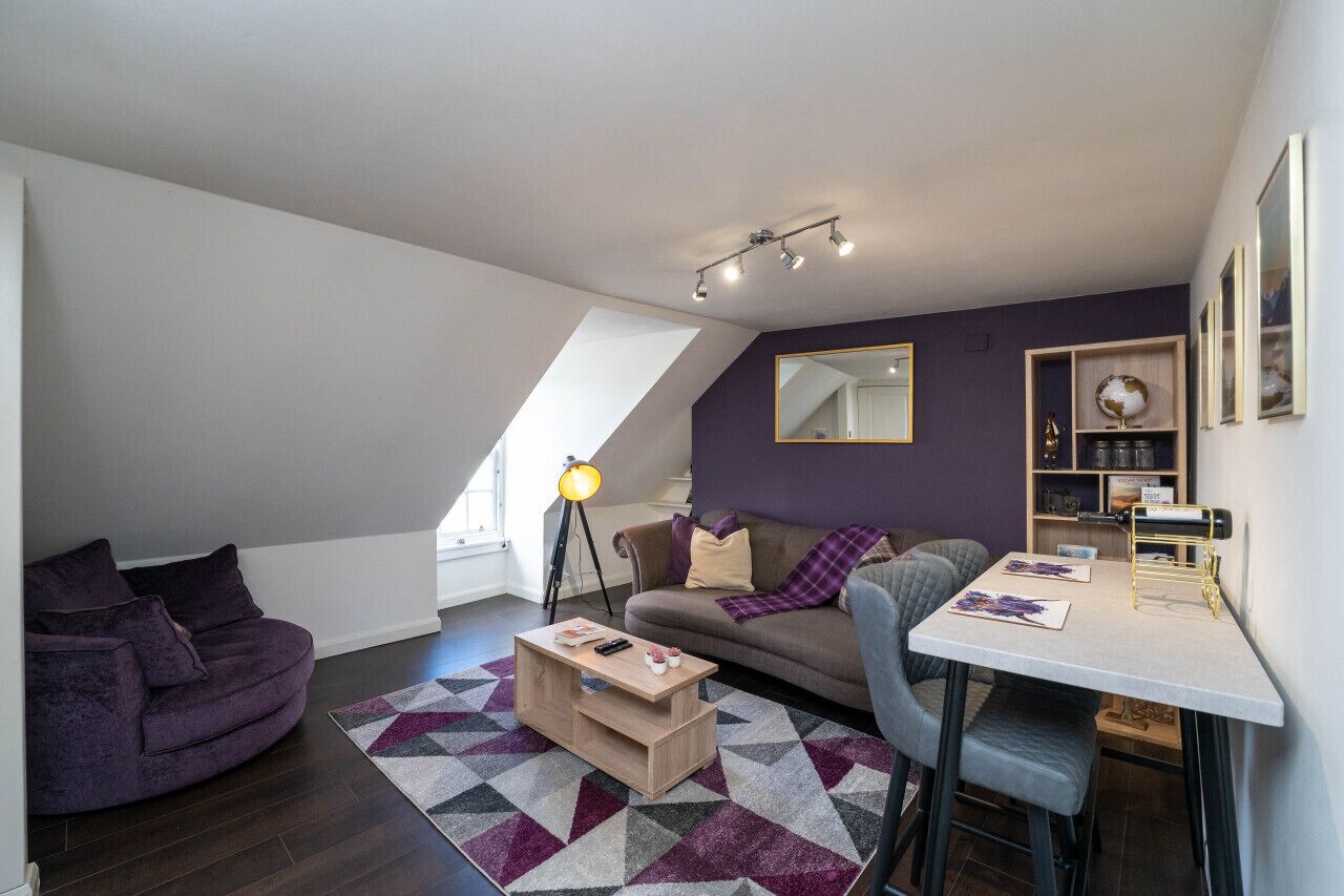 Televisor intel·ligent i llibres 