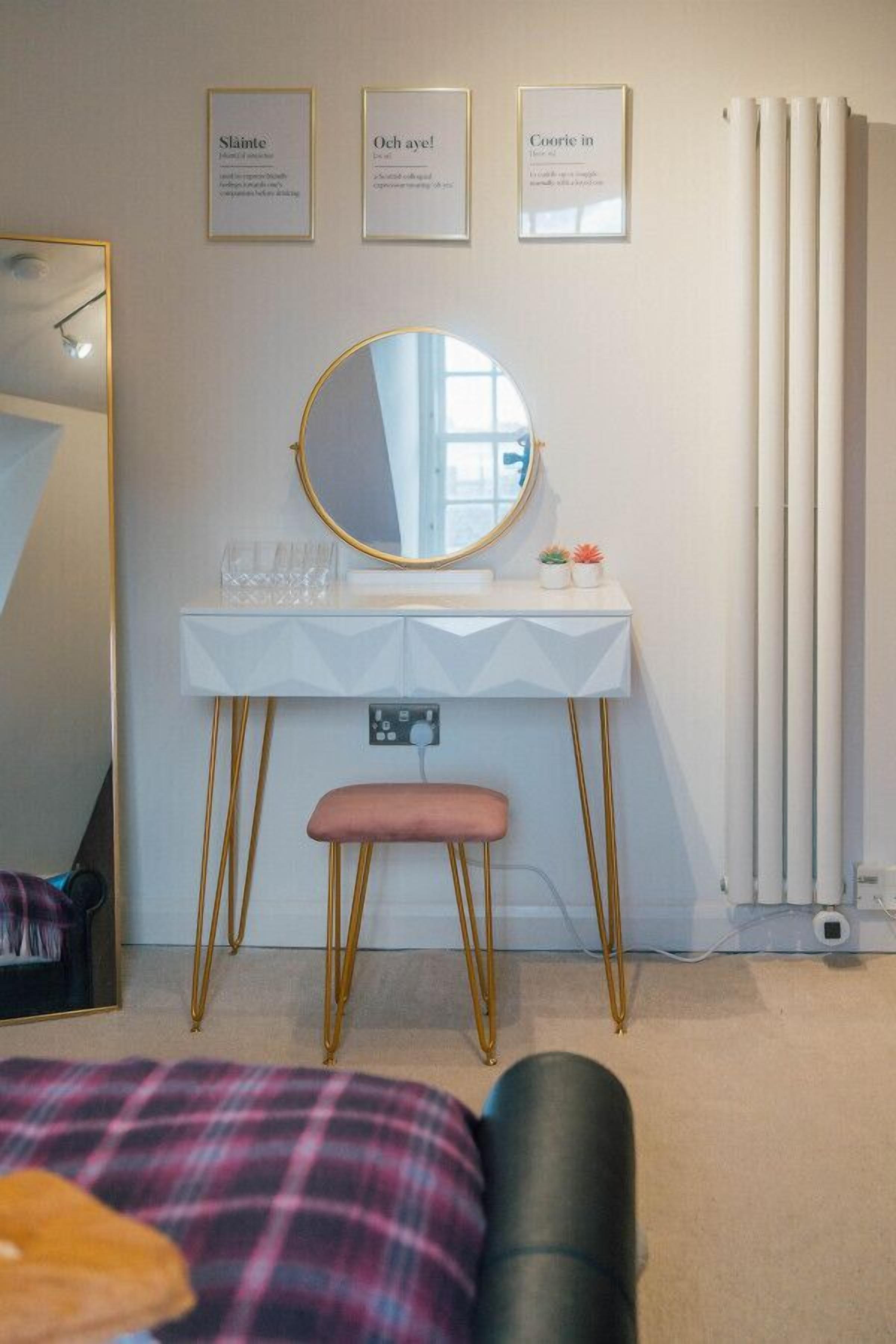 1 室のベッドルーム、デスク、アイロン / アイロン台、WiFi (無料)