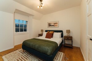 2 quartos, escrivaninha, ferros/tábuas de passar roupa, berço de viagem