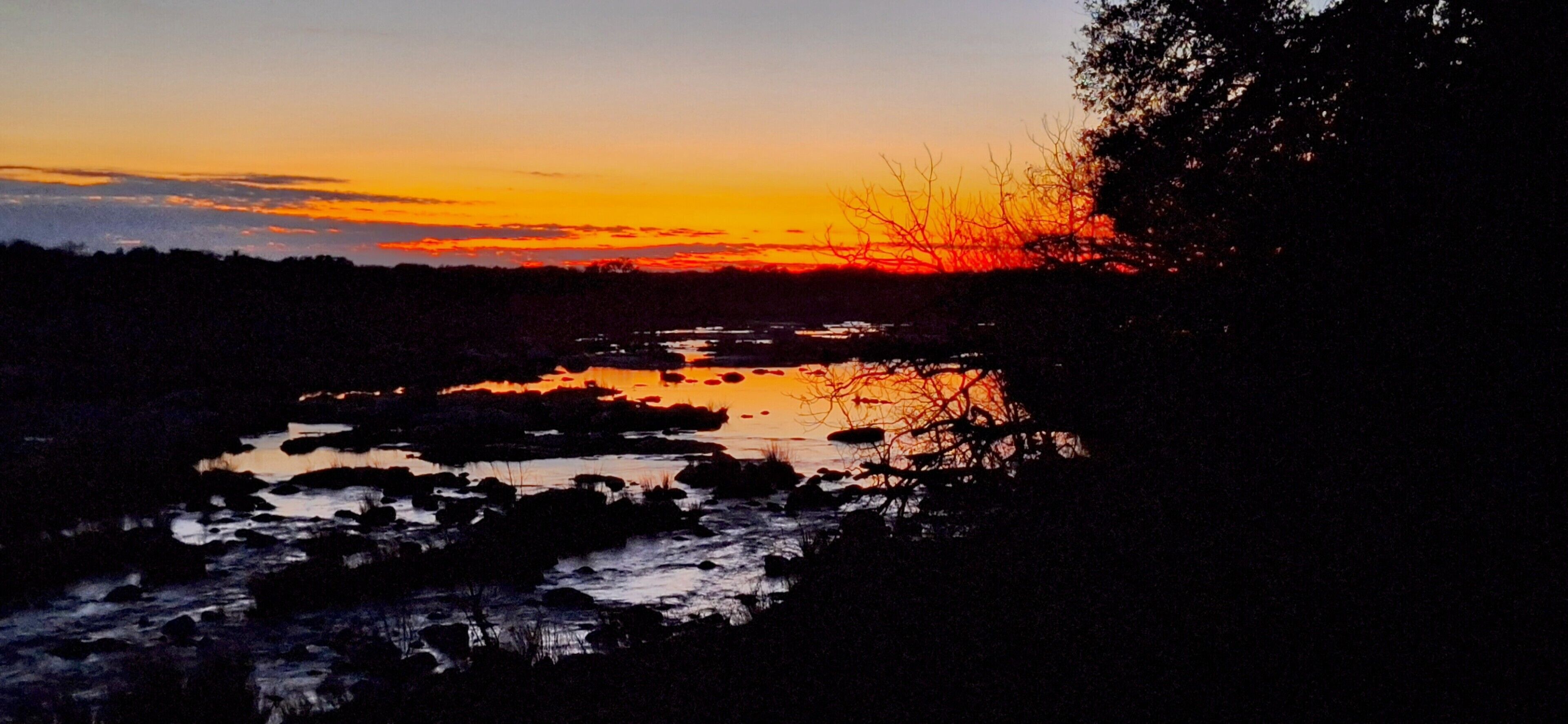  Cabin on Llano river,  full  accesses,   hiking, swimming.View of eagles nest. 