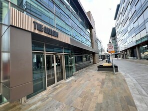 Exterior detail - Spacious 2 Bedroom Flat - Stunning Waterside View (Salford)