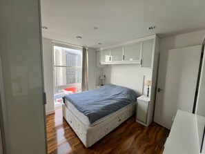 2 habitaciones, tabla de planchar con plancha, wifi y ropa de cama 