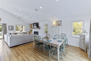 Dining - Corolla vacation rental in a gated golf course community, with beach trolley! (Corolla)