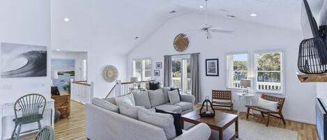 Älytelevisio, takka, pöytäjalkapallopöytä, pöytätennispöytä