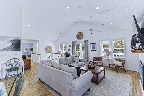 Smart TV, fireplace, table football, ping pong - Corolla vacation rental in a gated golf course community, with beach trolley! (Corolla)