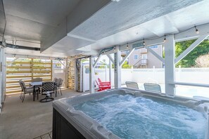 Outdoor dining - Oceanside classic in the heart of Duck, NC by Sun Realty (Duck)