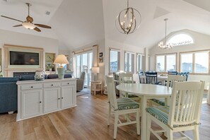 Dining - Oceanside vacation rental steps away from the beach access in Corolla, NC! (Corolla)