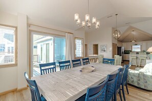 Dining - Oceanside vacation rental steps away from the beach access in Corolla, NC! (Corolla)