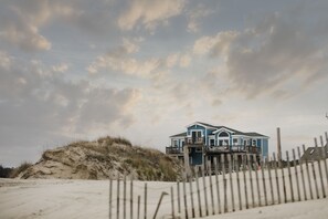 Exterior - Secluded OBX beach house on the 4x4 beaches of Carova! (Carova)