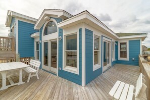 Outdoor dining - Secluded OBX beach house on the 4x4 beaches of Carova! (Carova)