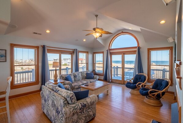 Smart TV, fireplace, DVD player, ping pong - Secluded OBX beach house on the 4x4 beaches of Carova! (Carova)