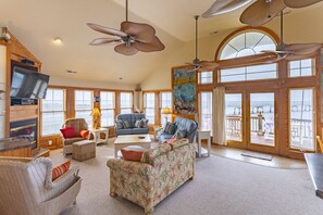 Smart TV, fireplace, video games, DVD player - Soundfront home in Rodanthe with stunning views! Watersports enthusiast's dream! (Rodanthe)