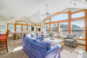 Living area - Oceanside vacation rental in Duck, close to beach access! (Duck)