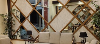 Deluxe Studio - Fast WiFi, 55" UHD TV with Netflix & Prime Video, Free Pool