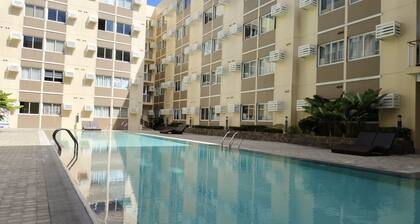 Deluxe Studio - Fast WiFi, 55" UHD TV with Netflix & Prime Video, Free Pool