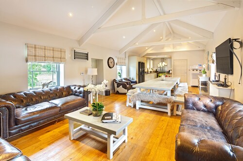 The Milking Parlour Grande -9 bedroom property with hot tub