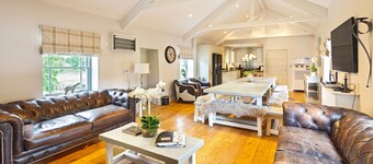 The Milking Parlour Grande -9 bedroom property with hot tub