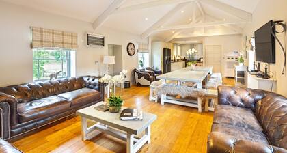 The Milking Parlour Grande -9 bedroom property with hot tub