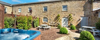 The Milking Parlour Grande -9 bedroom property with hot tub
