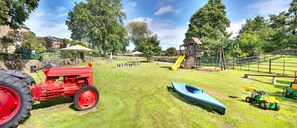 Property grounds - The Old Milking Parlour - 6 bedroom property with hot tub (Oakerthorpe)