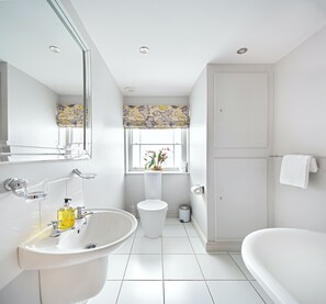 Ducha, secador de pelo, bidet, toallas