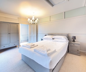 6 bedrooms, iron/ironing board, free WiFi, bed sheets