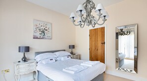 4 عدّة غرف نوم ومكواة/لوح كي وواي فاي مجانًا وملاءات أسرّة